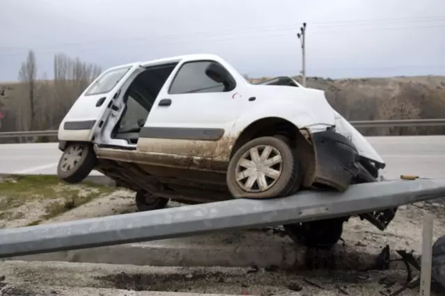 Burdur'da otomobil direğe çarptı: 1'i çocuk 3 yaralı Burdur'da otomobil direğe çarptı: 1'i çocuk 3 yaralı