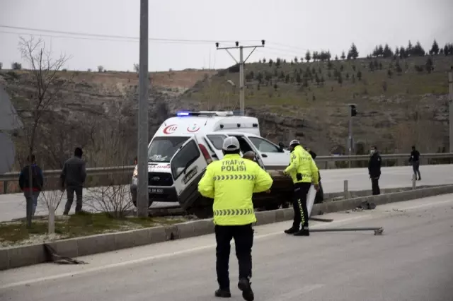 Burdur'da otomobil direğe çarptı: 1'i çocuk 3 yaralı Burdur'da otomobil direğe çarptı: 1'i çocuk 3 yaralı