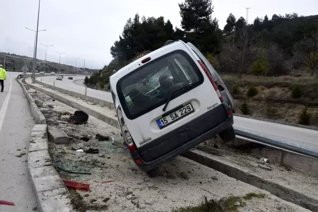 Burdur'da otomobil direğe çarptı: 1'i çocuk 3 yaralı Burdur'da otomobil direğe çarptı: 1'i çocuk 3 yaralı