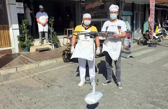 Aydınlı esnaf, işleri düşünce pide servisini drone ile yapmaya başladı Aydınlı esnaf, işleri düşünce pide servisini drone ile yapmaya başladı