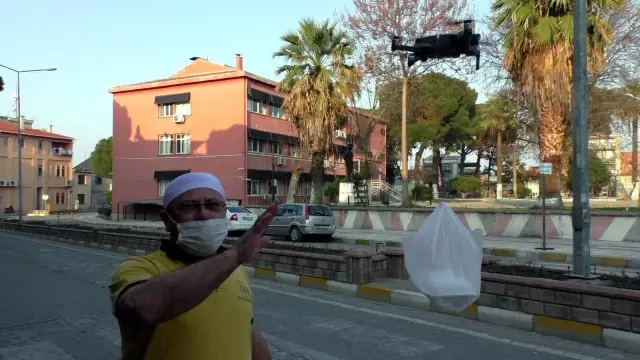 Aydınlı esnaf, işleri düşünce pide servisini drone ile yapmaya başladı Aydınlı esnaf, işleri düşünce pide servisini drone ile yapmaya başladı
