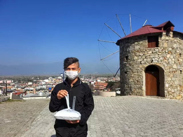 Aydınlı esnaf, işleri düşünce pide servisini drone ile yapmaya başladı Aydınlı esnaf, işleri düşünce pide servisini drone ile yapmaya başladı