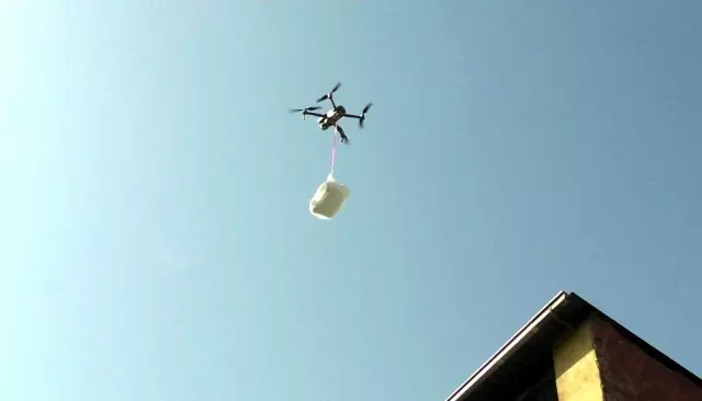Aydınlı esnaf, işleri düşünce pide servisini drone ile yapmaya başladı Aydınlı esnaf, işleri düşünce pide servisini drone ile yapmaya başladı