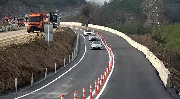 DÜZCE'DE HEYELAN OLAN BÖLGEDE YOL ULAŞIMA AÇILDI DÜZCE'DE HEYELAN OLAN BÖLGEDE YOL ULAŞIMA AÇILDI