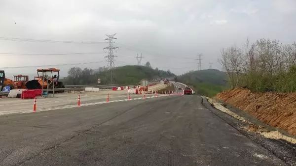 DÜZCE'DE HEYELAN OLAN BÖLGEDE YOL ULAŞIMA AÇILDI DÜZCE'DE HEYELAN OLAN BÖLGEDE YOL ULAŞIMA AÇILDI