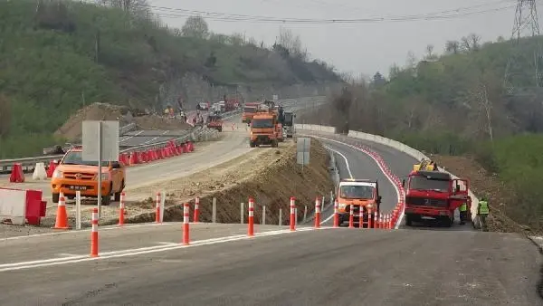 DÜZCE'DE HEYELAN OLAN BÖLGEDE YOL ULAŞIMA AÇILDI DÜZCE'DE HEYELAN OLAN BÖLGEDE YOL ULAŞIMA AÇILDI