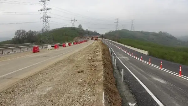 DÜZCE'DE HEYELAN OLAN BÖLGEDE YOL ULAŞIMA AÇILDI DÜZCE'DE HEYELAN OLAN BÖLGEDE YOL ULAŞIMA AÇILDI