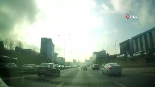 Son dakika haberleri... E-5'te faciadan dönülen trafik kazası kamerada Son dakika haberleri... E-5'te faciadan dönülen trafik kazası kamerada