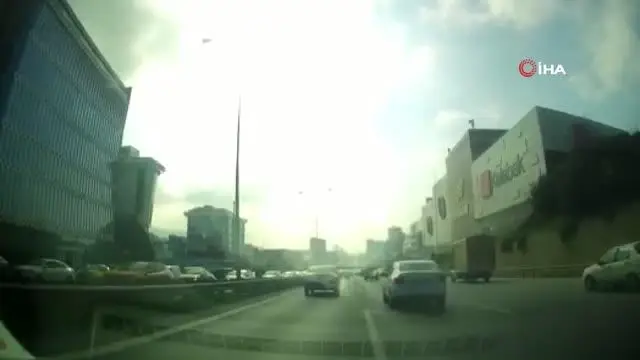 Son dakika haberleri... E-5'te faciadan dönülen trafik kazası kamerada Son dakika haberleri... E-5'te faciadan dönülen trafik kazası kamerada