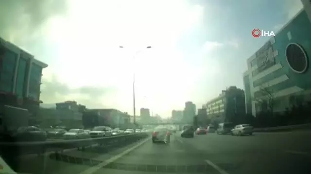Son dakika haberleri... E-5'te faciadan dönülen trafik kazası kamerada Son dakika haberleri... E-5'te faciadan dönülen trafik kazası kamerada