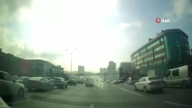 Son dakika haberleri... E-5'te faciadan dönülen trafik kazası kamerada Son dakika haberleri... E-5'te faciadan dönülen trafik kazası kamerada