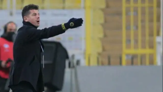 Emre Belözoğlu'ndan Mert Hakan Yandaş'a özür! O anlar objektiflere yansıdı Emre Belözoğlu'ndan Mert Hakan Yandaş'a özür! O anlar objektiflere yansıdı