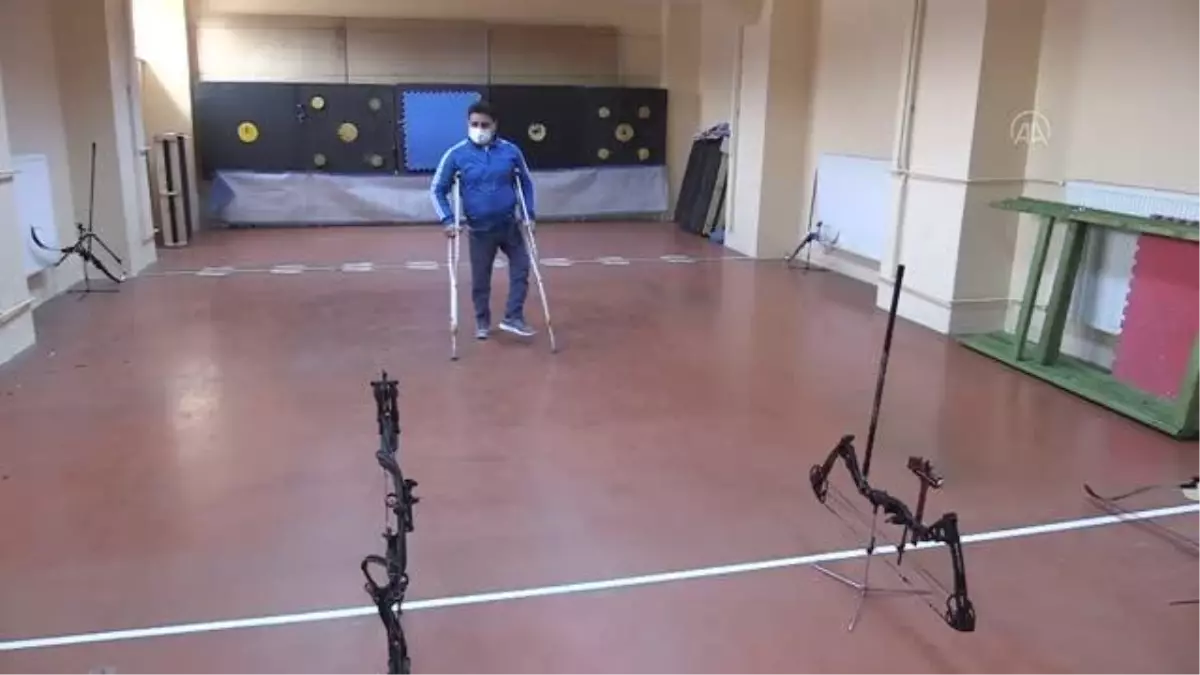 Engel tanımayan antrenör geleceğin okçularını yetiştiriyor