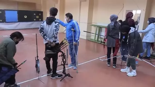 Engel tanımayan antrenör geleceğin okçularını yetiştiriyor Engel tanımayan antrenör geleceğin okçularını yetiştiriyor