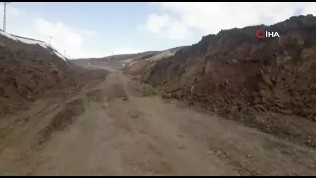 Erzurum-Tekman karayolunda yaşanan heyelan ulaşımı aksatıyor Erzurum-Tekman karayolunda yaşanan heyelan ulaşımı aksatıyor