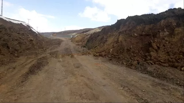 Erzurum-Tekman karayolunda yaşanan heyelan ulaşımı aksatıyor Erzurum-Tekman karayolunda yaşanan heyelan ulaşımı aksatıyor
