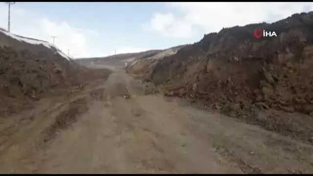 Erzurum-Tekman karayolunda yaşanan heyelan ulaşımı aksatıyor Erzurum-Tekman karayolunda yaşanan heyelan ulaşımı aksatıyor