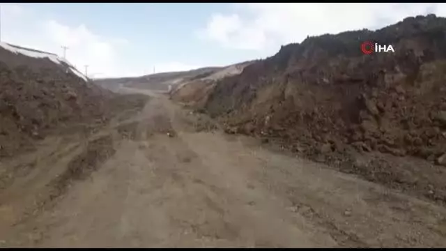 Erzurum-Tekman karayolunda yaşanan heyelan ulaşımı aksatıyor Erzurum-Tekman karayolunda yaşanan heyelan ulaşımı aksatıyor