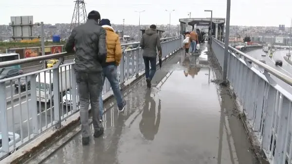 Esenyurt'ta üst geçitte su birikintisi ve çamur çilesi; 'Survivor gibi... '