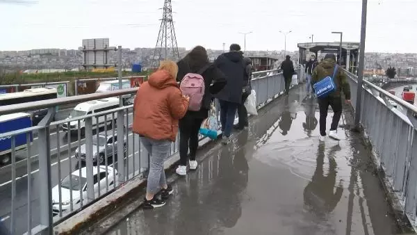 Esenyurt'ta üst geçitte su birikintisi ve çamur çilesi; 'Survivor gibi... '