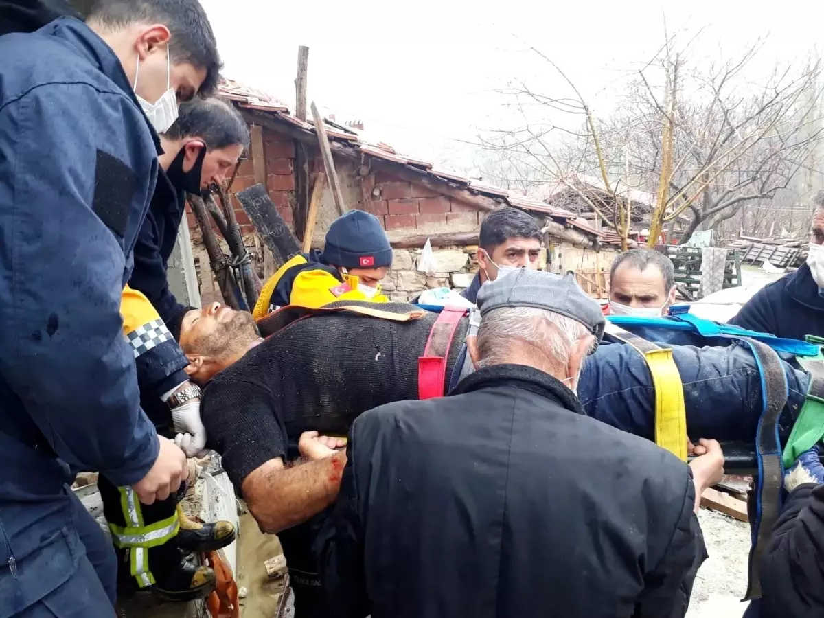 Kütahya'da inşaat halindeki binanın çöken merdiveninin altında kalan işçi yaralandı