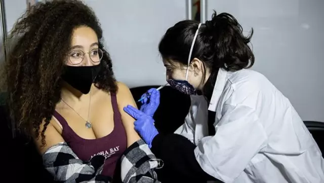 İngiltere'nin aşı zaferi: Can kaybı 10'a düştü, 70 yaş üstü vaka neredeyse yok İngiltere'nin aşı zaferi: Can kaybı 10'a düştü, 70 yaş üstü vaka neredeyse yok