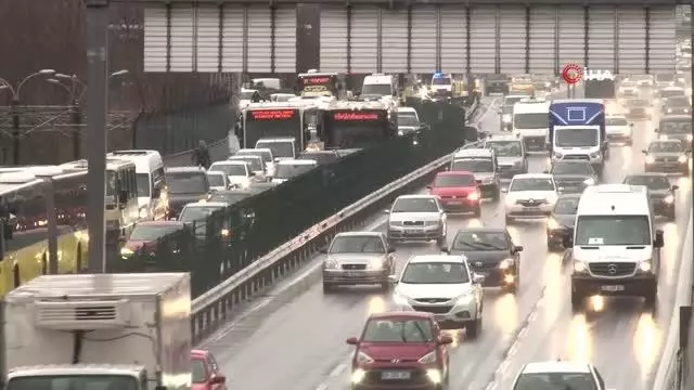 İstanbul'da kısıtlama bitti, trafik yoğunluğu yüzde 75'i aştı İstanbul'da kısıtlama bitti, trafik yoğunluğu yüzde 75'i aştı