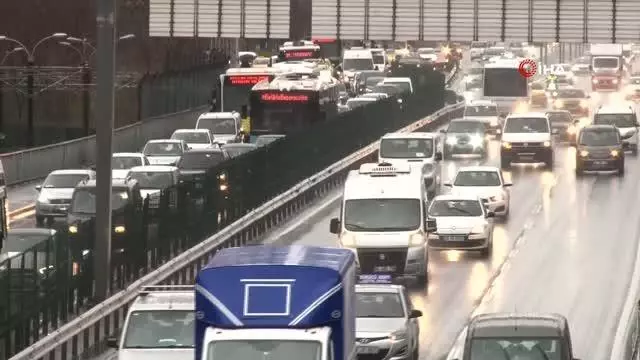 İstanbul'da kısıtlama bitti, trafik yoğunluğu yüzde 75'i aştı İstanbul'da kısıtlama bitti, trafik yoğunluğu yüzde 75'i aştı