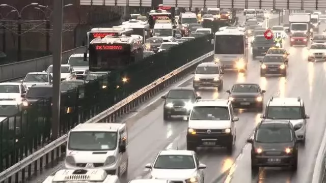 İstanbul'da kısıtlama bitti, trafik yoğunluğu yüzde 75'i aştı İstanbul'da kısıtlama bitti, trafik yoğunluğu yüzde 75'i aştı