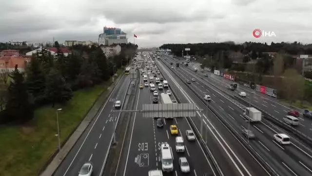 İstanbul'da trafik yoğunluğu yüzde 60'lara çıktı İstanbul'da trafik yoğunluğu yüzde 60'lara çıktı