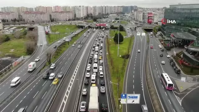 İstanbul'da trafik yoğunluğu yüzde 60'lara çıktı İstanbul'da trafik yoğunluğu yüzde 60'lara çıktı