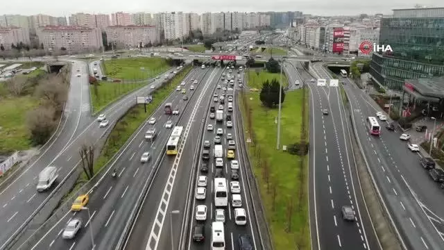 İstanbul'da trafik yoğunluğu yüzde 60'lara çıktı İstanbul'da trafik yoğunluğu yüzde 60'lara çıktı