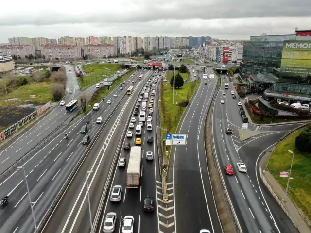 İstanbul'da trafik yoğunluğu yüzde 60'lara çıktı İstanbul'da trafik yoğunluğu yüzde 60'lara çıktı