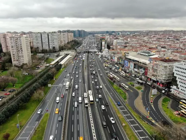 İstanbul'da trafik yoğunluğu yüzde 60'lara çıktı İstanbul'da trafik yoğunluğu yüzde 60'lara çıktı