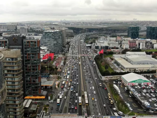 İstanbul'da trafik yoğunluğu yüzde 60'lara çıktı İstanbul'da trafik yoğunluğu yüzde 60'lara çıktı