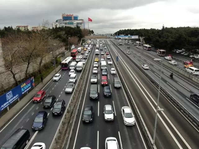 İstanbul'da trafik yoğunluğu yüzde 60'lara çıktı İstanbul'da trafik yoğunluğu yüzde 60'lara çıktı