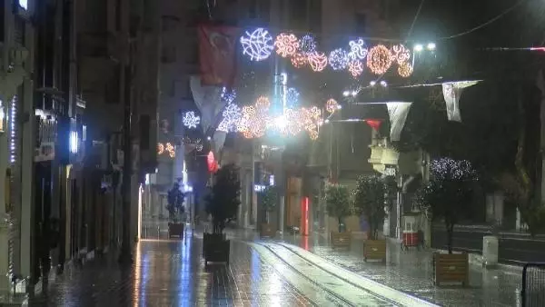 İSTANBUL'DA YAĞMUR ETKİLİ OLUYOR İSTANBUL'DA YAĞMUR ETKİLİ OLUYOR