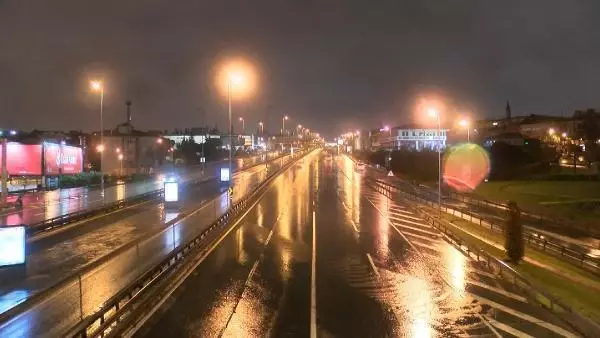 İSTANBUL'DA YAĞMUR ETKİLİ OLUYOR İSTANBUL'DA YAĞMUR ETKİLİ OLUYOR