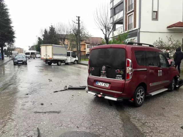 Kamyonet ile hafif ticari araç çarpıştı: 1 yaralı Kamyonet ile hafif ticari araç çarpıştı: 1 yaralı