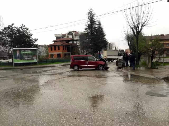 Kamyonet ile hafif ticari araç çarpıştı: 1 yaralı Kamyonet ile hafif ticari araç çarpıştı: 1 yaralı