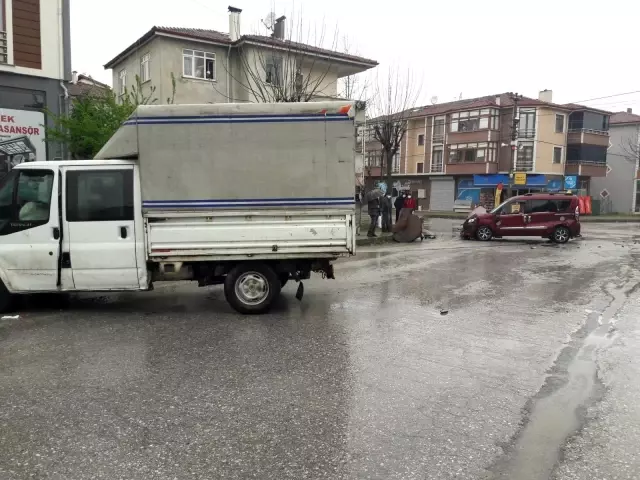 Kamyonet ile hafif ticari araç çarpıştı: 1 yaralı Kamyonet ile hafif ticari araç çarpıştı: 1 yaralı