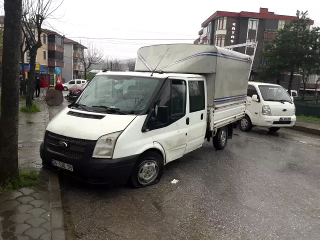 Kamyonet ile hafif ticari araç çarpıştı: 1 yaralı Kamyonet ile hafif ticari araç çarpıştı: 1 yaralı