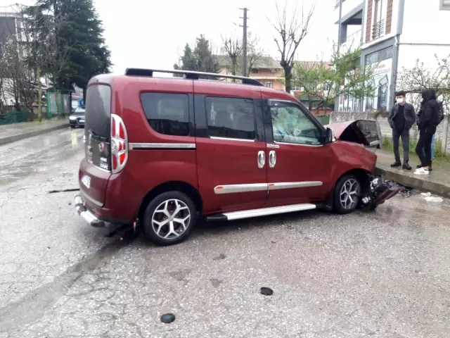 Kamyonet ile hafif ticari araç çarpıştı: 1 yaralı Kamyonet ile hafif ticari araç çarpıştı: 1 yaralı
