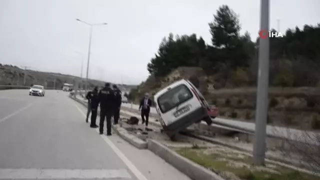 Burdur'da otomobil direğe çarptı: 1'i çocuk 3 yaralı Burdur'da otomobil direğe çarptı: 1'i çocuk 3 yaralı