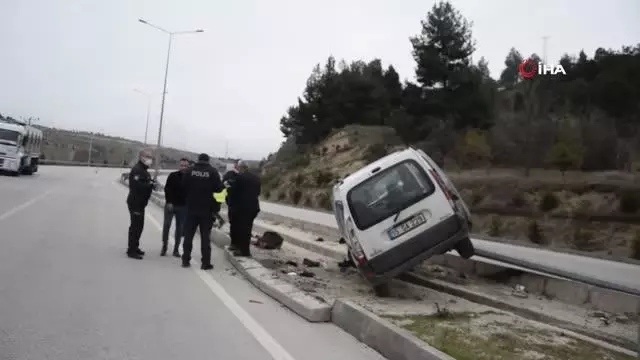 Burdur'da otomobil direğe çarptı: 1'i çocuk 3 yaralı Burdur'da otomobil direğe çarptı: 1'i çocuk 3 yaralı