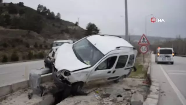 Burdur'da otomobil direğe çarptı: 1'i çocuk 3 yaralı Burdur'da otomobil direğe çarptı: 1'i çocuk 3 yaralı