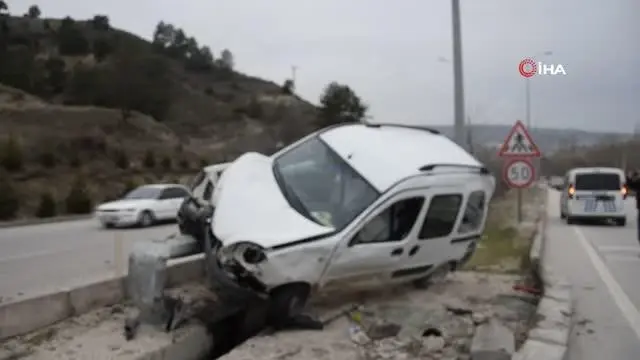 Burdur'da otomobil direğe çarptı: 1'i çocuk 3 yaralı Burdur'da otomobil direğe çarptı: 1'i çocuk 3 yaralı