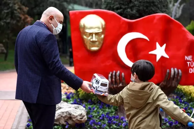 Keçiören Belediye Başkanı Altınok'tan çocuklara satranç takımı hediyesi Keçiören Belediye Başkanı Altınok'tan çocuklara satranç takımı hediyesi