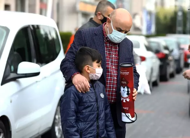 Keçiören Belediye Başkanı Altınok'tan çocuklara satranç takımı hediyesi Keçiören Belediye Başkanı Altınok'tan çocuklara satranç takımı hediyesi
