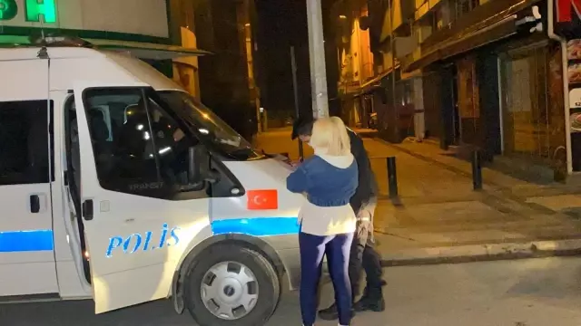 Kısıtlamaya uymayan genç kadına 1 paket sigara 3 bin 469 liraya mal oldu Kısıtlamaya uymayan genç kadına 1 paket sigara 3 bin 469 liraya mal oldu